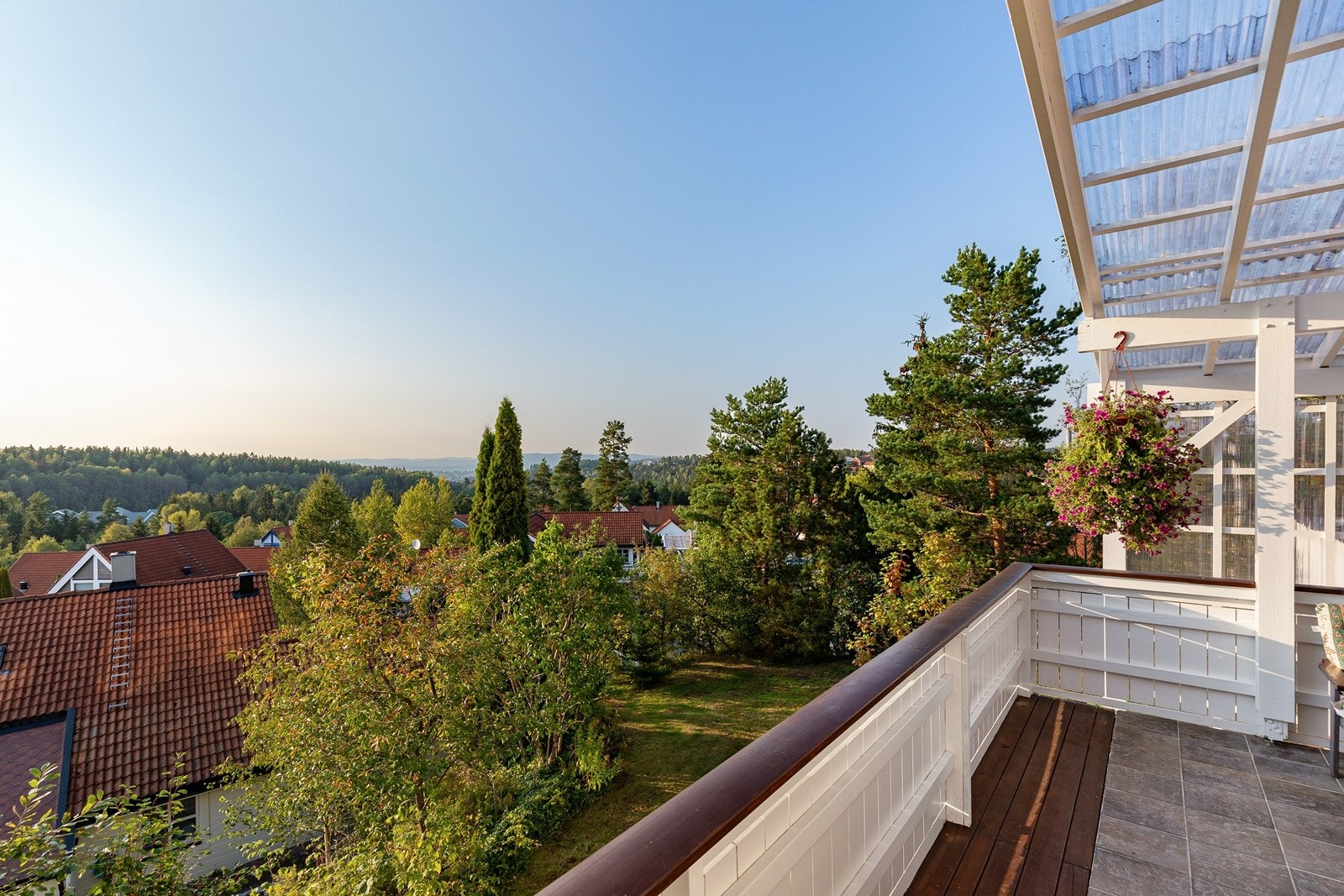 Boligen ligger høyt og fritt med fin utsikt Galleribilde