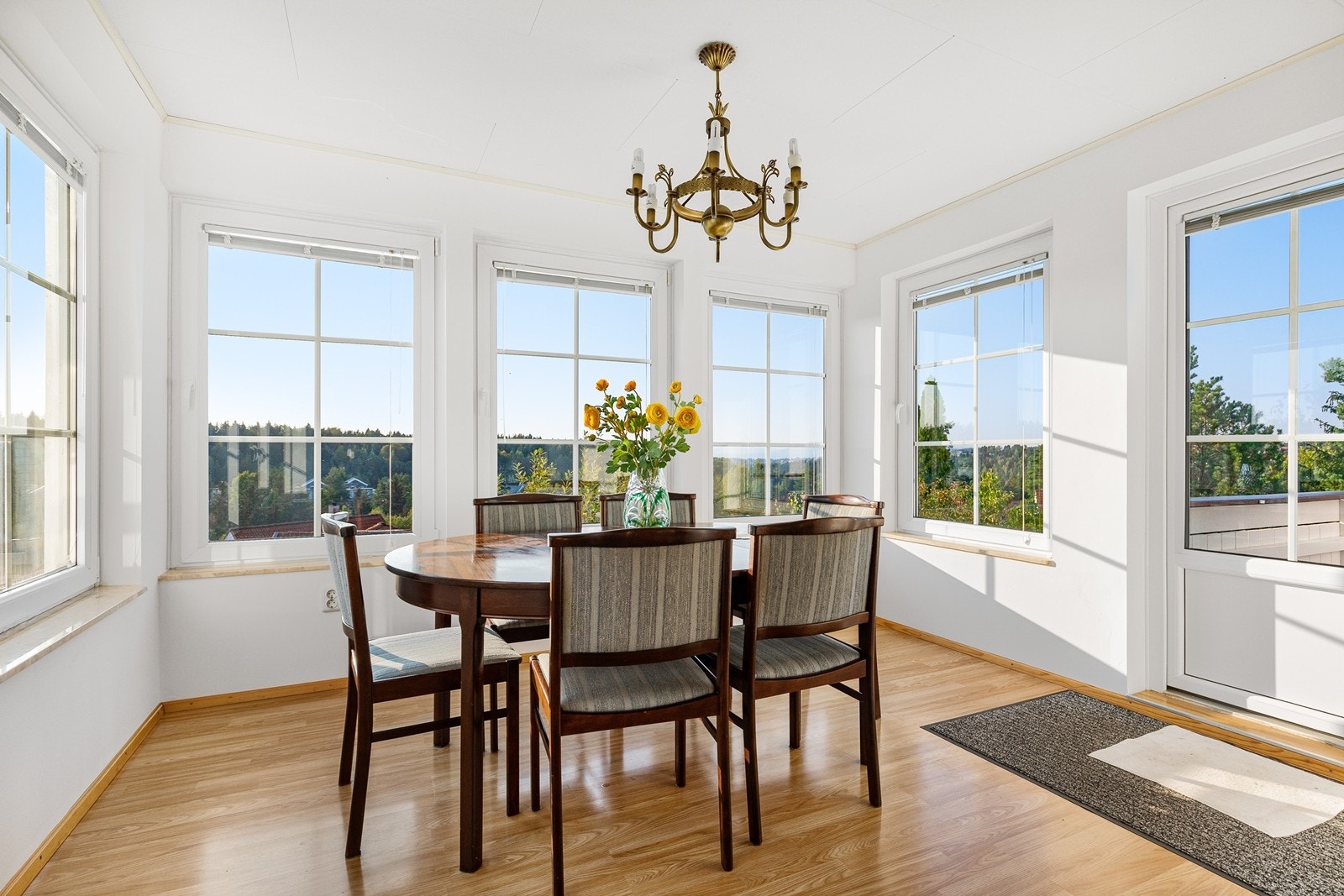 Spisestue med store vindusflater og fin utsikt Galleribilde