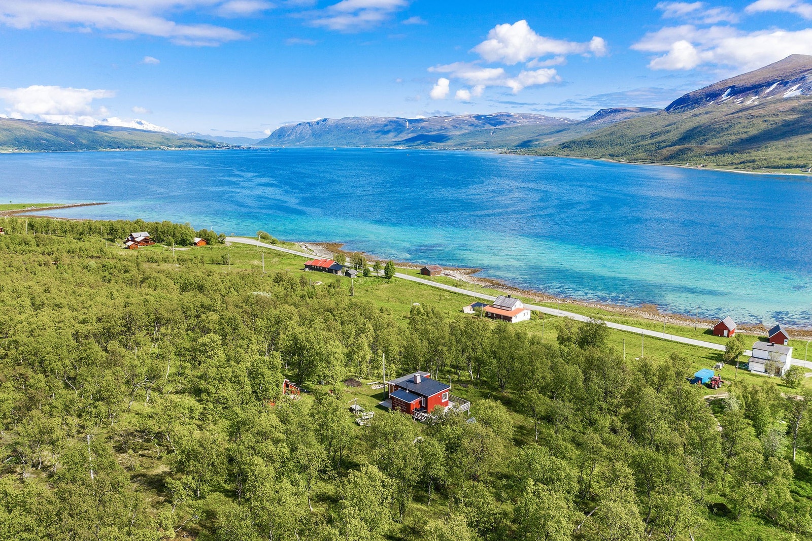 Hytta ligger fint til, med flott utsikt mot Langsundet og Reinøya. Galleribilde