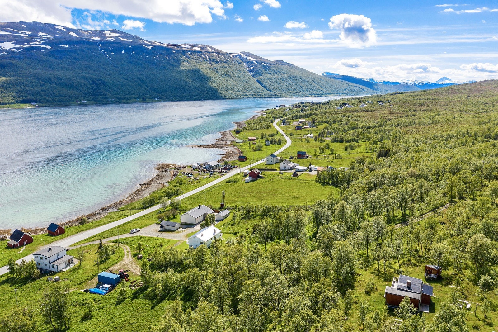 Velkommen til Langsundveien 1019, koselig hytte tilbaketrukket fra veien, presentert av Trude hos Eiendomsmegler 1. Galleribilde