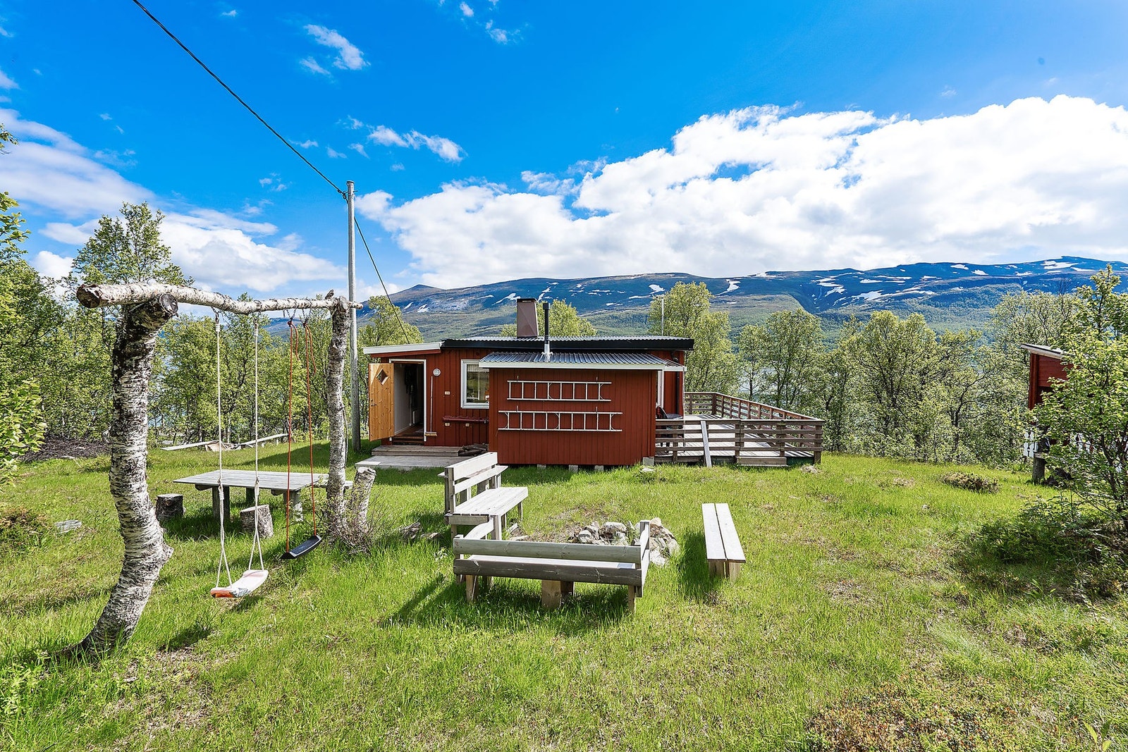 Hytta ligger på relativt flat tomt på 1,1 mål. Galleribilde