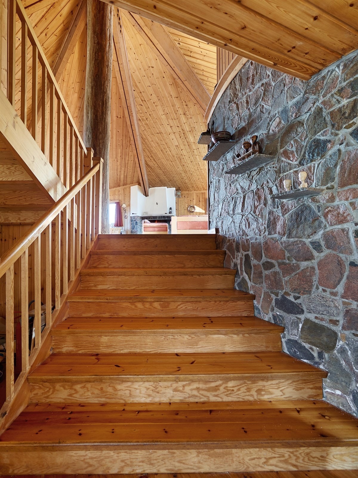 Trappegang opp mot stue, spisestue og kjøkken Galleribilde