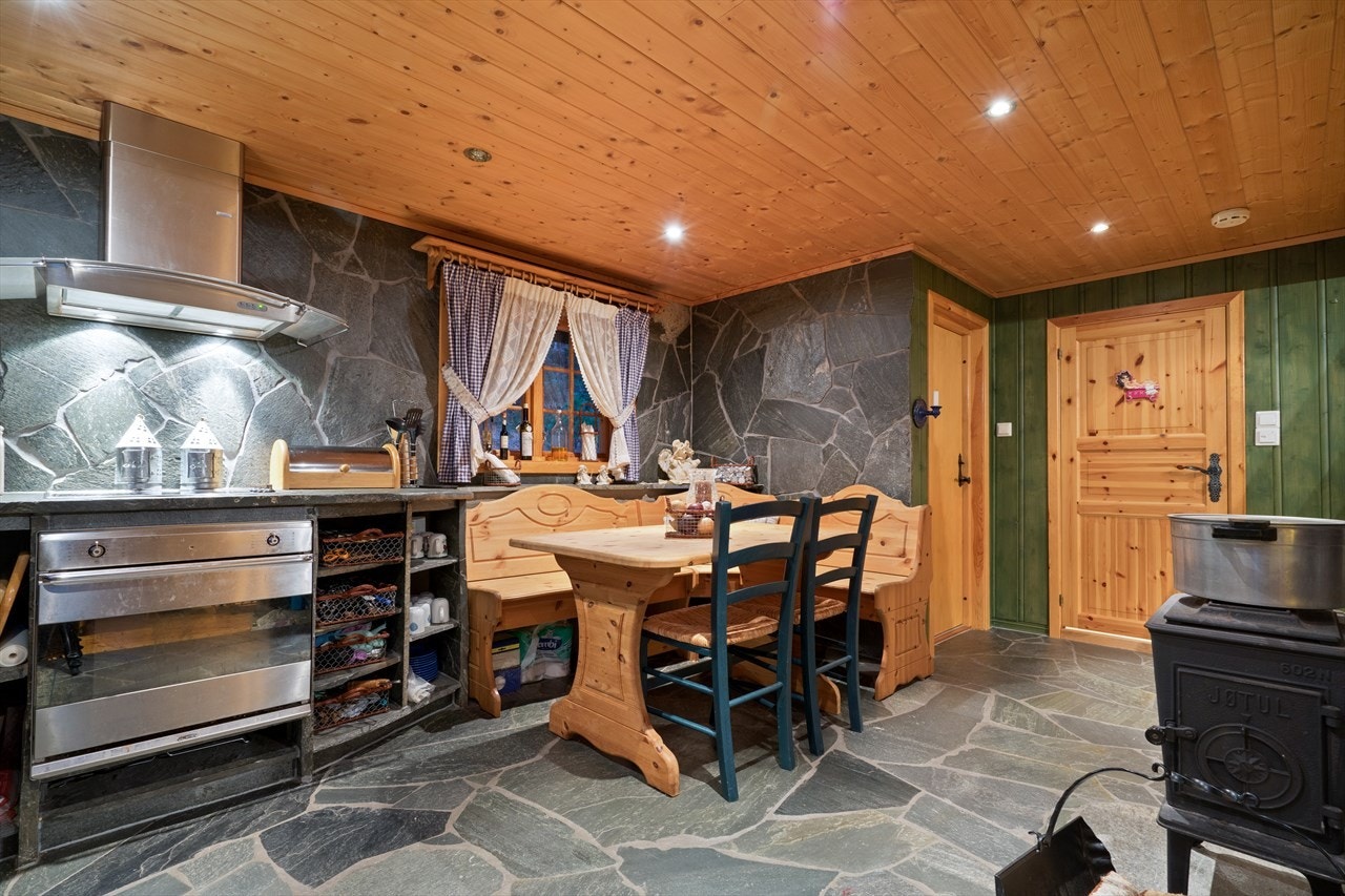 Særegent kjøkken som er i den helhet bygget av naturskifer. Galleribilde