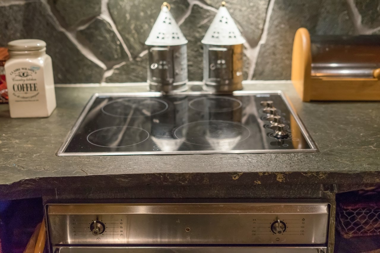 Keramisk platetopp som er nedfelt i solide skiferheller. Galleribilde