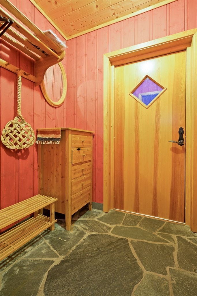 Flislagt entrè med plass til å henge fra seg yttertøyet. Galleribilde