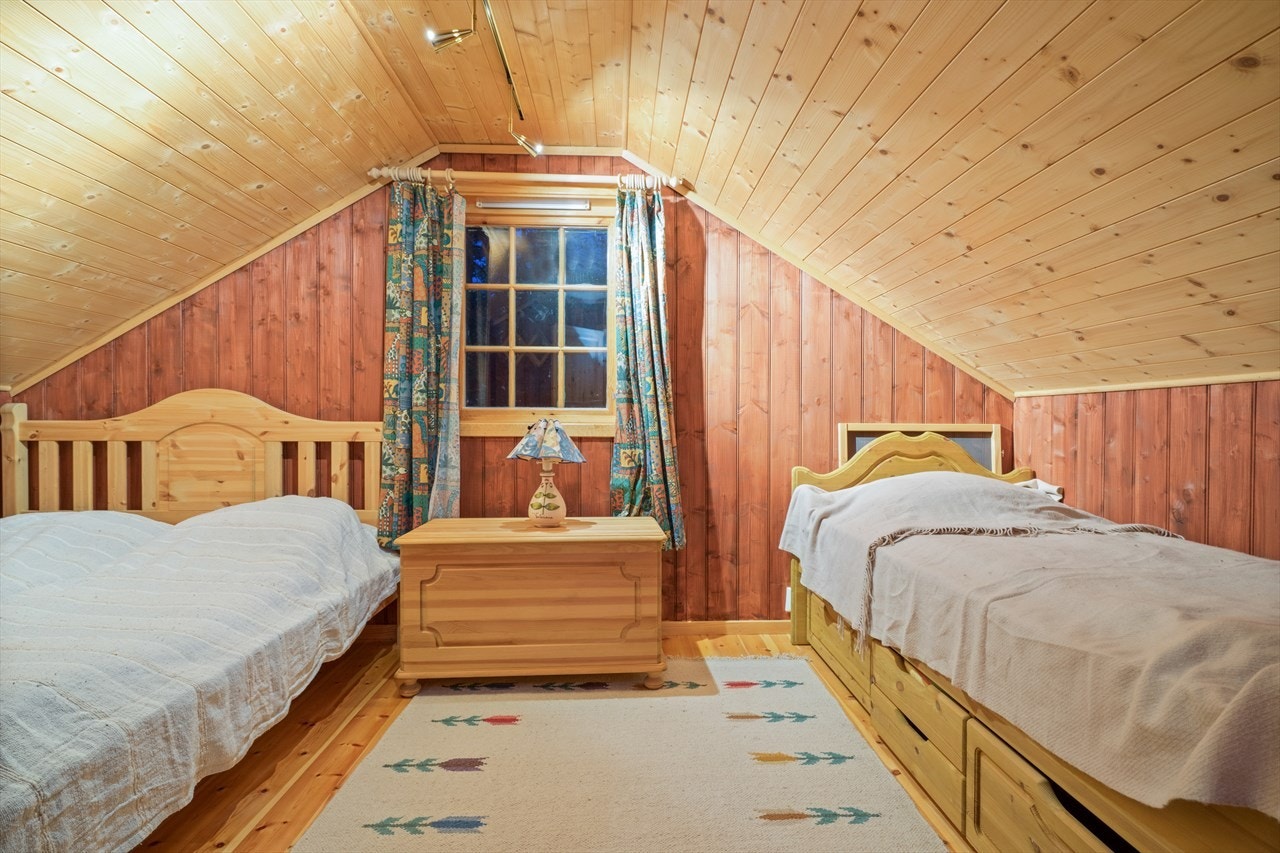 På loftet er det to soverom. Her med tre sengeplasser. Galleribilde