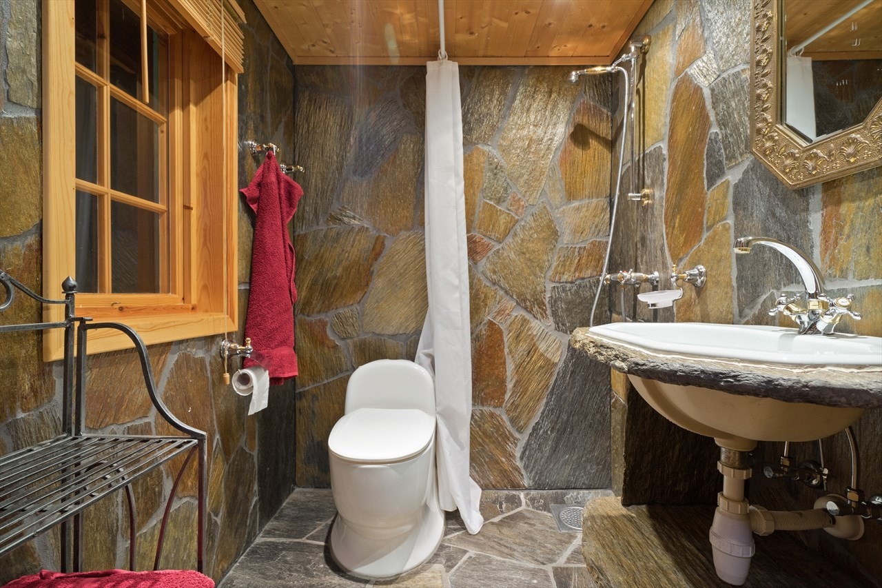 Meget pent baderom med eksklusive fliser på vegger og gulv. Varme i gulvet. Galleribilde