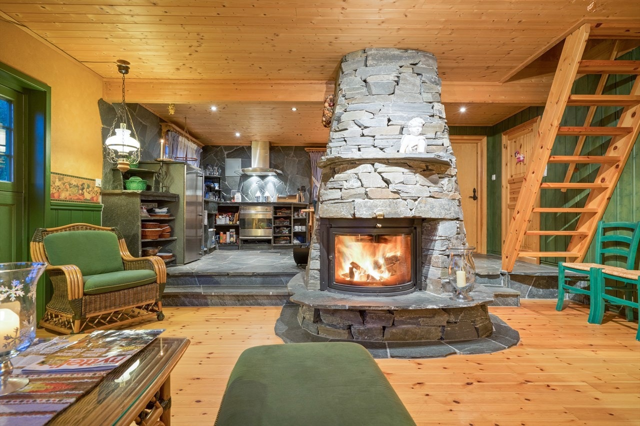 Den flotte peisinnsatsen står midt i hytten. Galleribilde