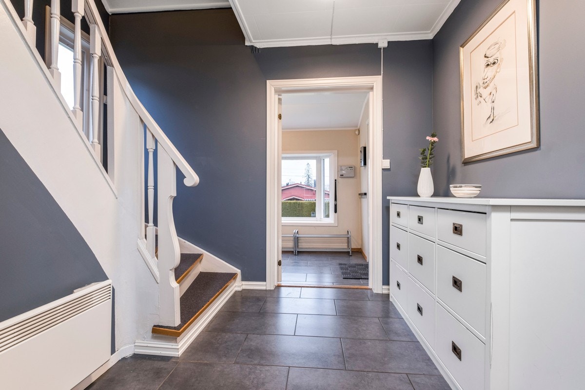 Rommet er malt i en moderne farge og har flislagt gulv. Det er god plass til oppbevaringsmøbler. Galleribilde