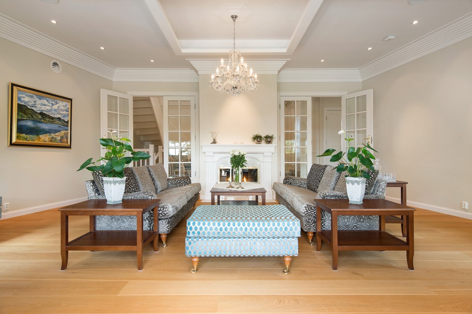 De fleste gulv er i enstavs parkett og det er brede lister både mot tak og gulv. Denne stuen har ekstra utsmykning. Galleribilde