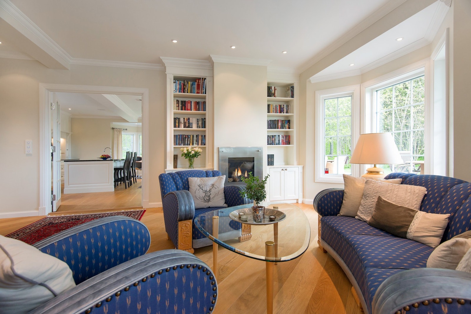 Tv-stuen har karnapp og en lekker gasspeis. Galleribilde