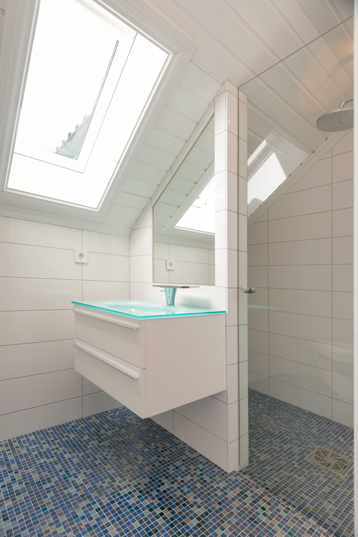 Det er tre bad i hoveddelen og ett i hybelen. Dette er ett av badene i andre etasje. Galleribilde