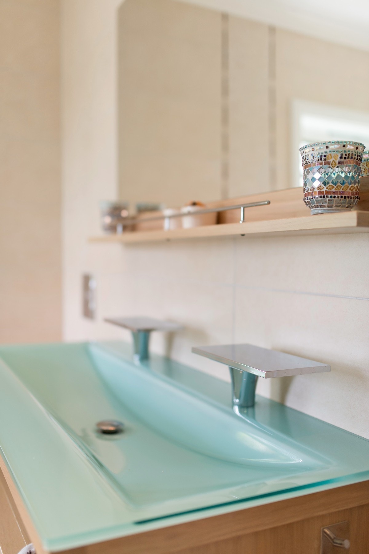 Hovedbadet har glasservant med to designarmaturer. Galleribilde