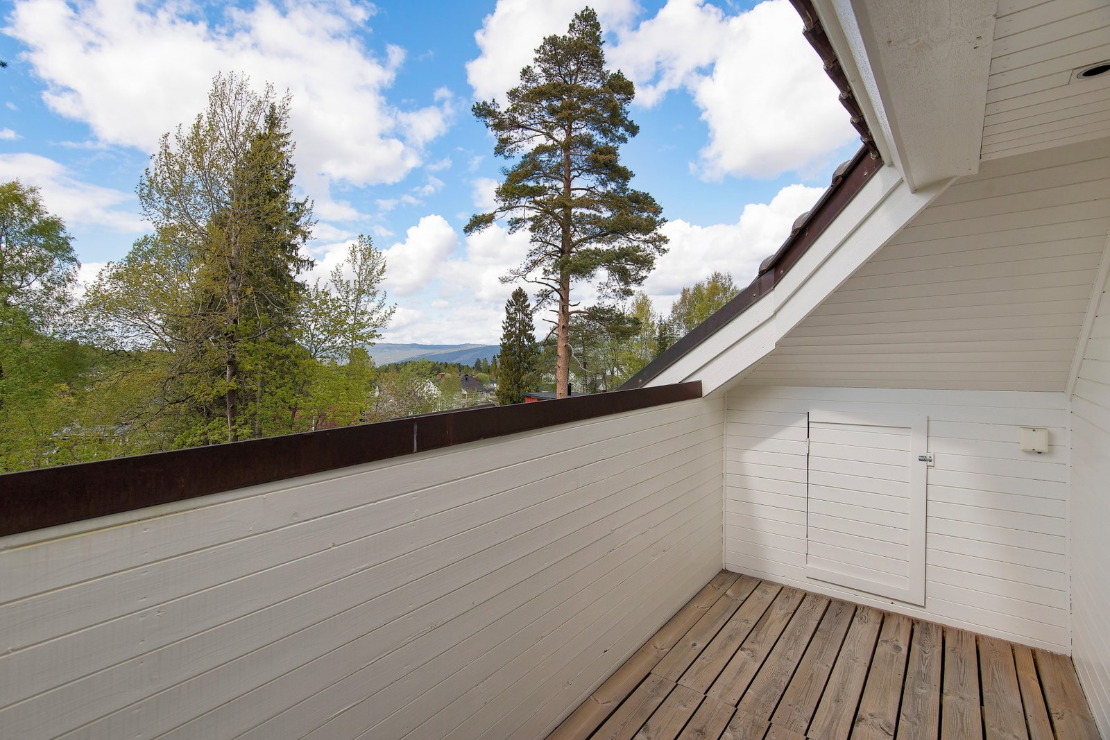 Flere av uteplassene i andre etasje har vidstrakt utsikt. Solforholdene er også meget gode Galleribilde