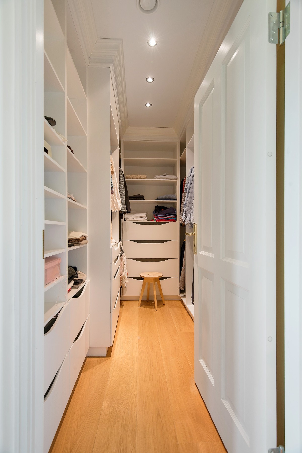 Boligen har to omkledningsrom. Dette ligger i tilknytning til hovedsoverommet. Galleribilde