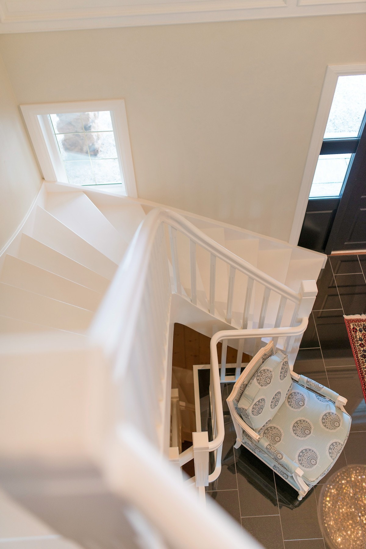 Med 6 meter takhøyde i hallen får man en helt unik romfølelse. Galleribilde