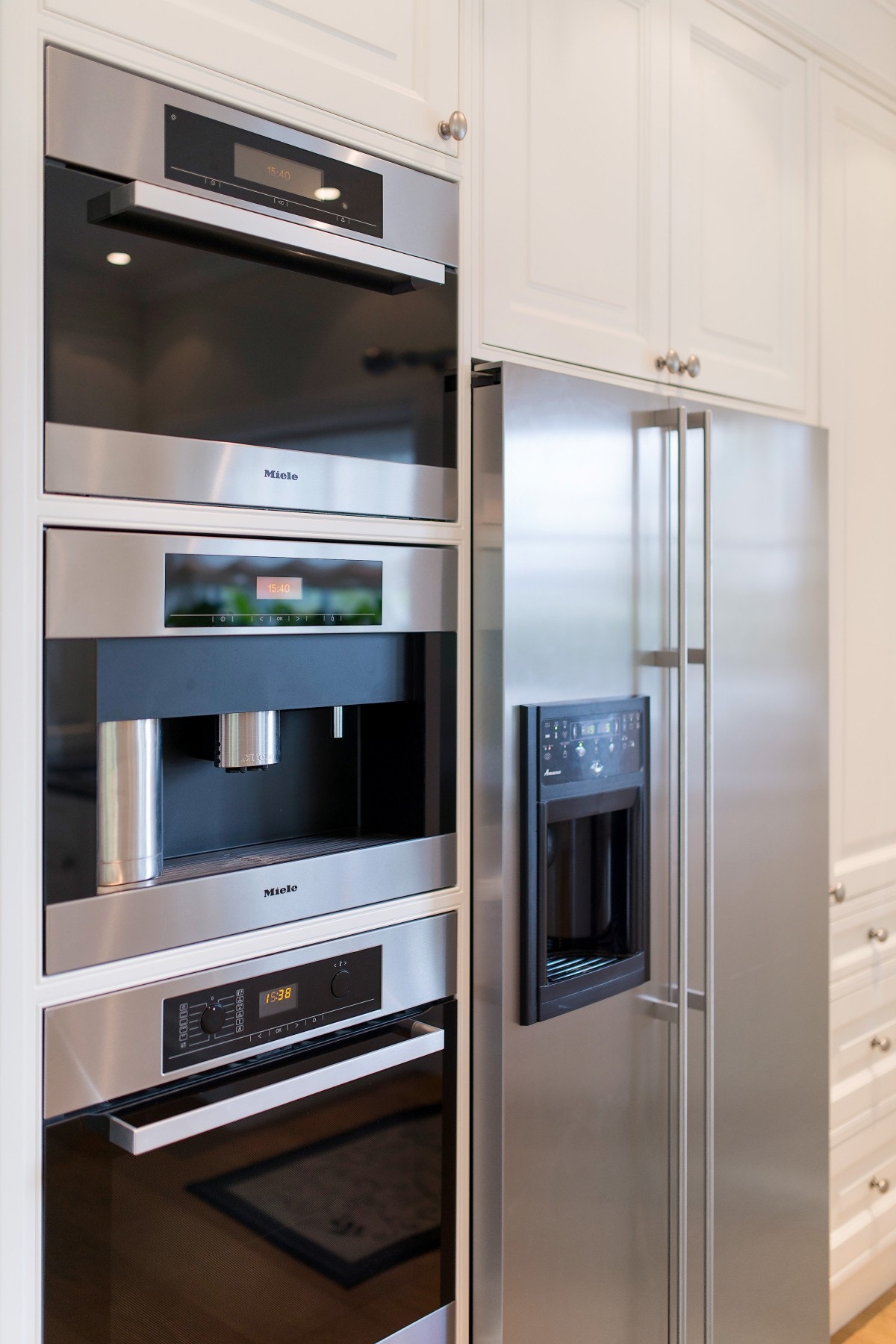 Hvitevarene er av ypperste klasse, de fleste fra Miele, men induksjonstoppen er fra Gaggenau og kjøleskapet fra Amana. Galleribilde