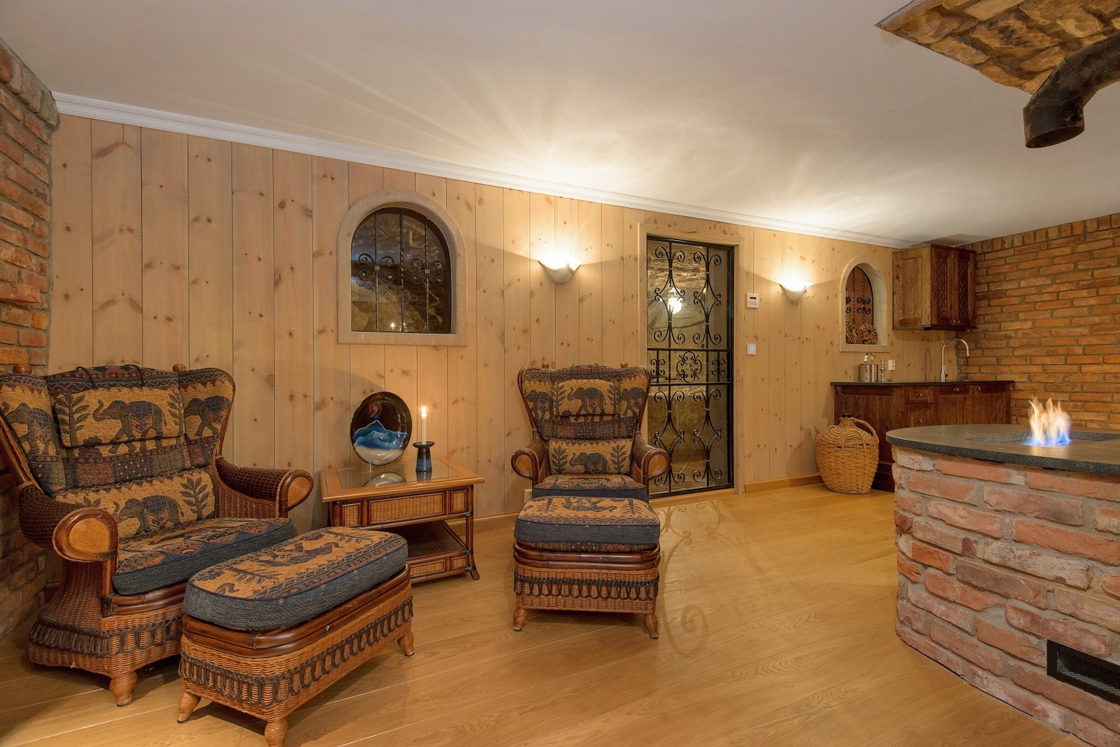 Kjellerstuen har komposittbenk med biopeis. Galleribilde