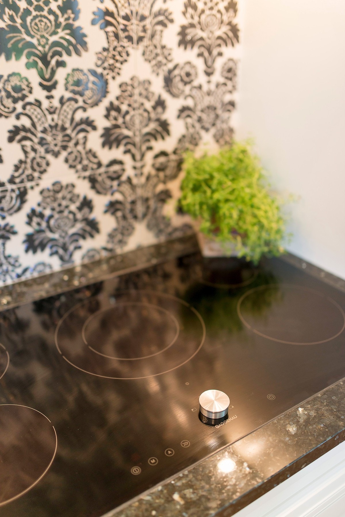 Induksjonstoppen fra Gaggenau er ekstra bred, planlimt og bygd inn i en engelsk grueløsning. Galleribilde