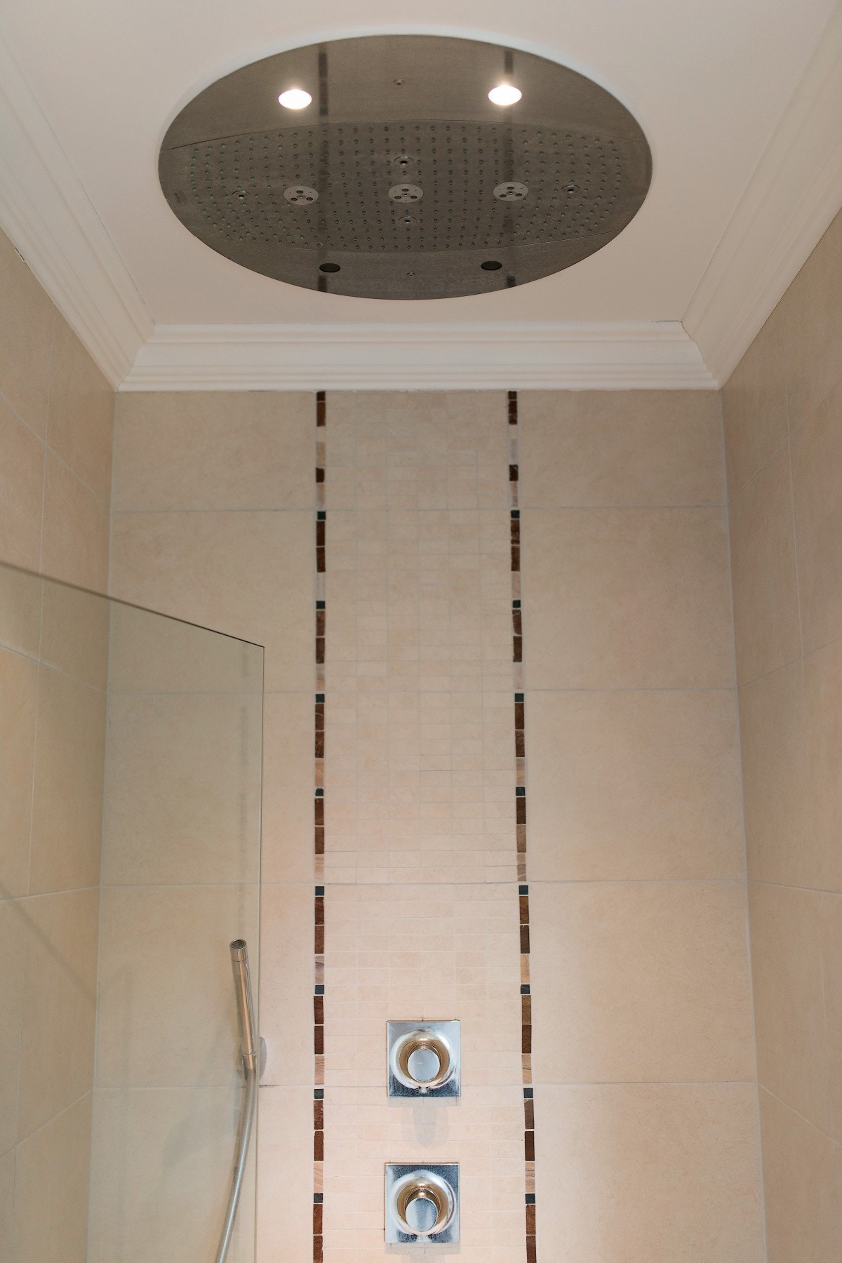 Hovedbadet har takmontert regnfallsdusj. Galleribilde