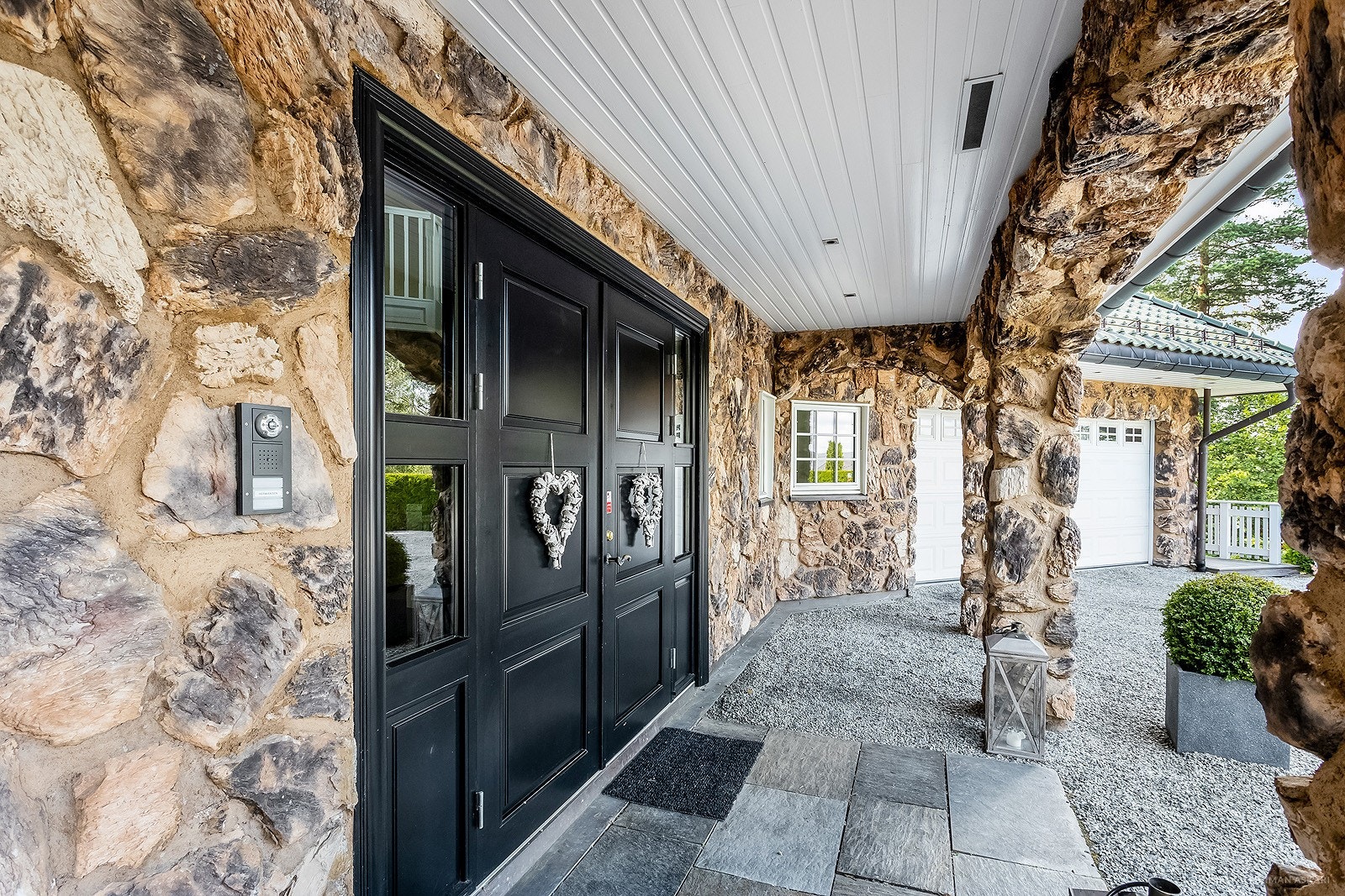 Inngangsparti med to-fløyet inngangsdør Galleribilde