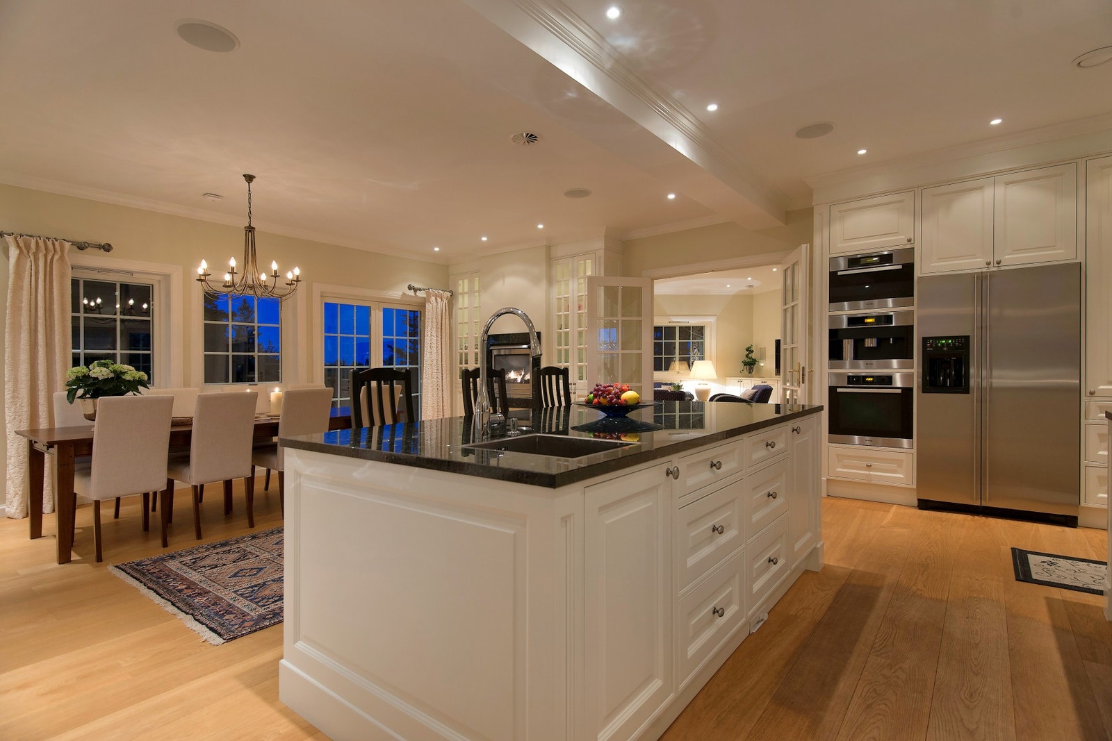 Innredningen er som skreddersydd, i en smakfull eleganse fra JH-interiør. Hvitevarene er fra Miele, Gaggenau og Amana. Galleribilde