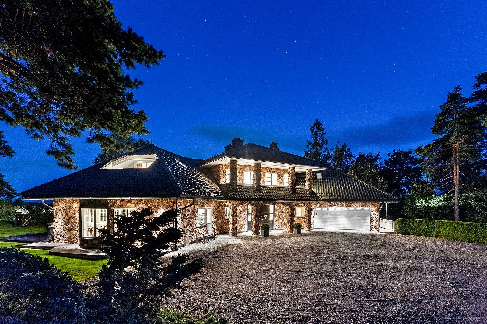 Velkommen til Lunden 10, en eksklusiv enebolig på 571 kvm med hybel og integrert dobbelgarasje. Galleribilde