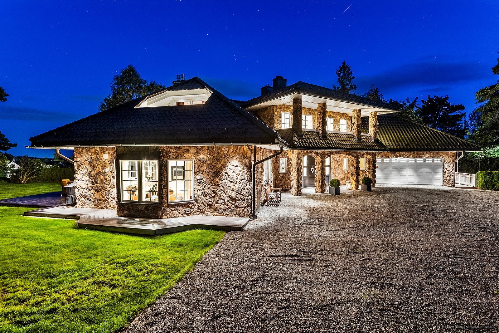 Eiendommen i kveldsbelysning Galleribilde