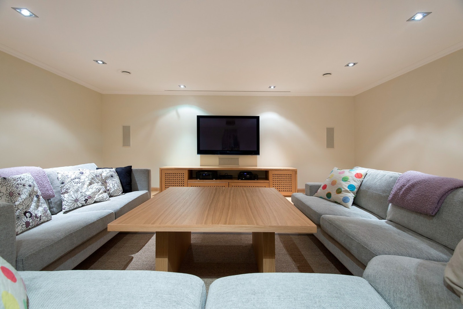 I underetasjen ligger dette lydisolerte kinorommet med innfelte høyttalere i vegg og himling. Galleribilde