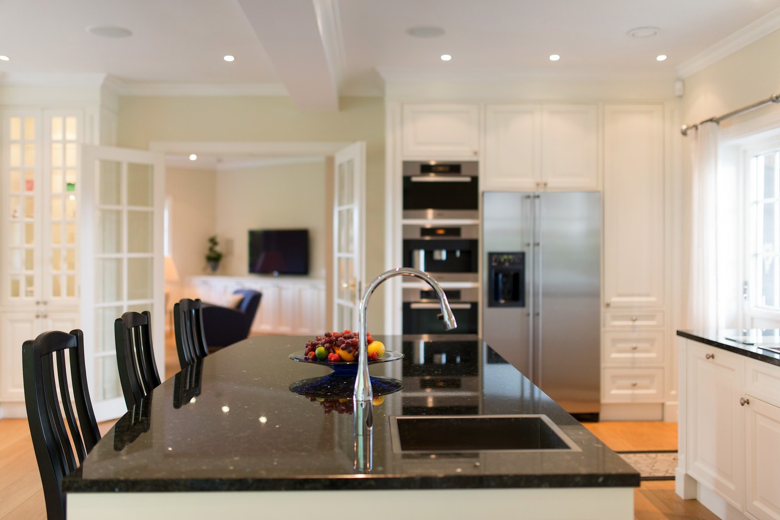 Kjøkkenøya har underlimt vaskekum, flere skap og spiseplasser. Hovedvasken er på den andre benken og har kvern. Galleribilde