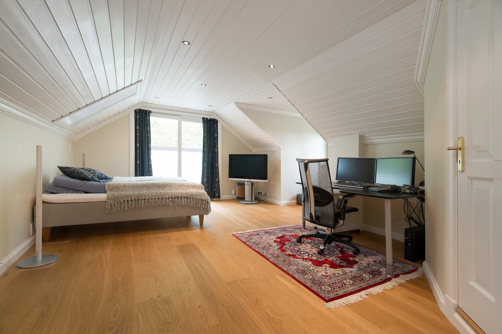 Det er tre soveromsuiter i andre etasje, tilknyttet hvert sitt bad og med utgang til balkong eller terrasse Galleribilde