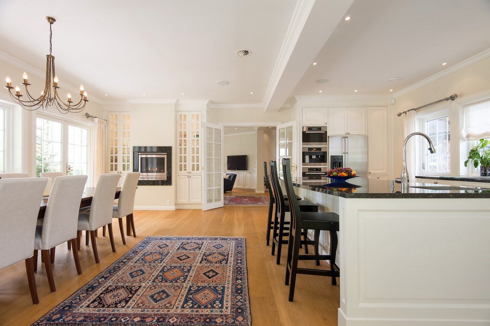 Kjøkken og spisestue utstråler en eleganse med akkurat passe luksus Galleribilde