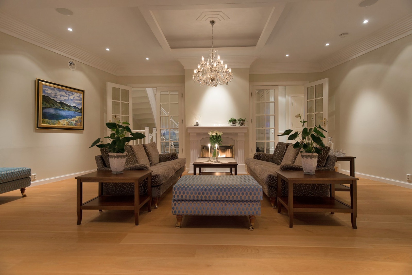 Denne stuen har to doble fløydører mot hallen og smykkes av en engelsk peis. Galleribilde