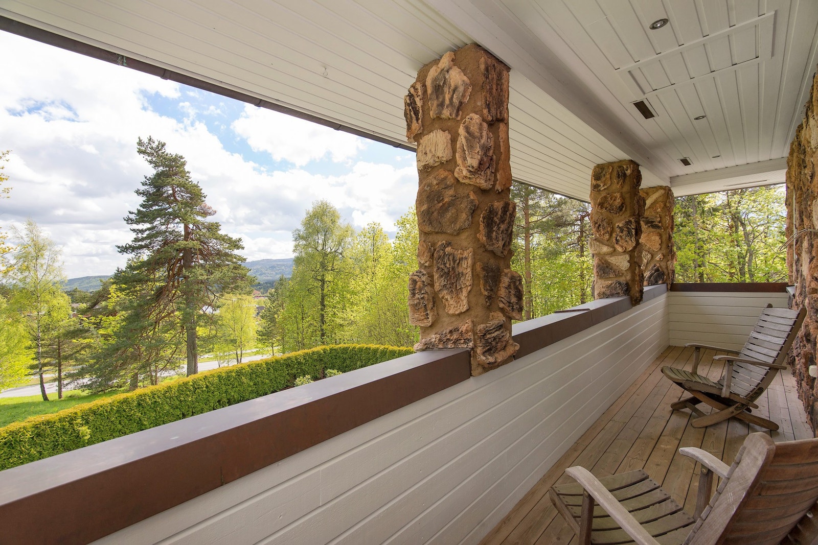 Boligen har to terrasser på ca. 7 kvm hver, en terrasse på 12 kvm, en balkong på ca. 9,5 kvm og en stor markterrasse. Galleribilde