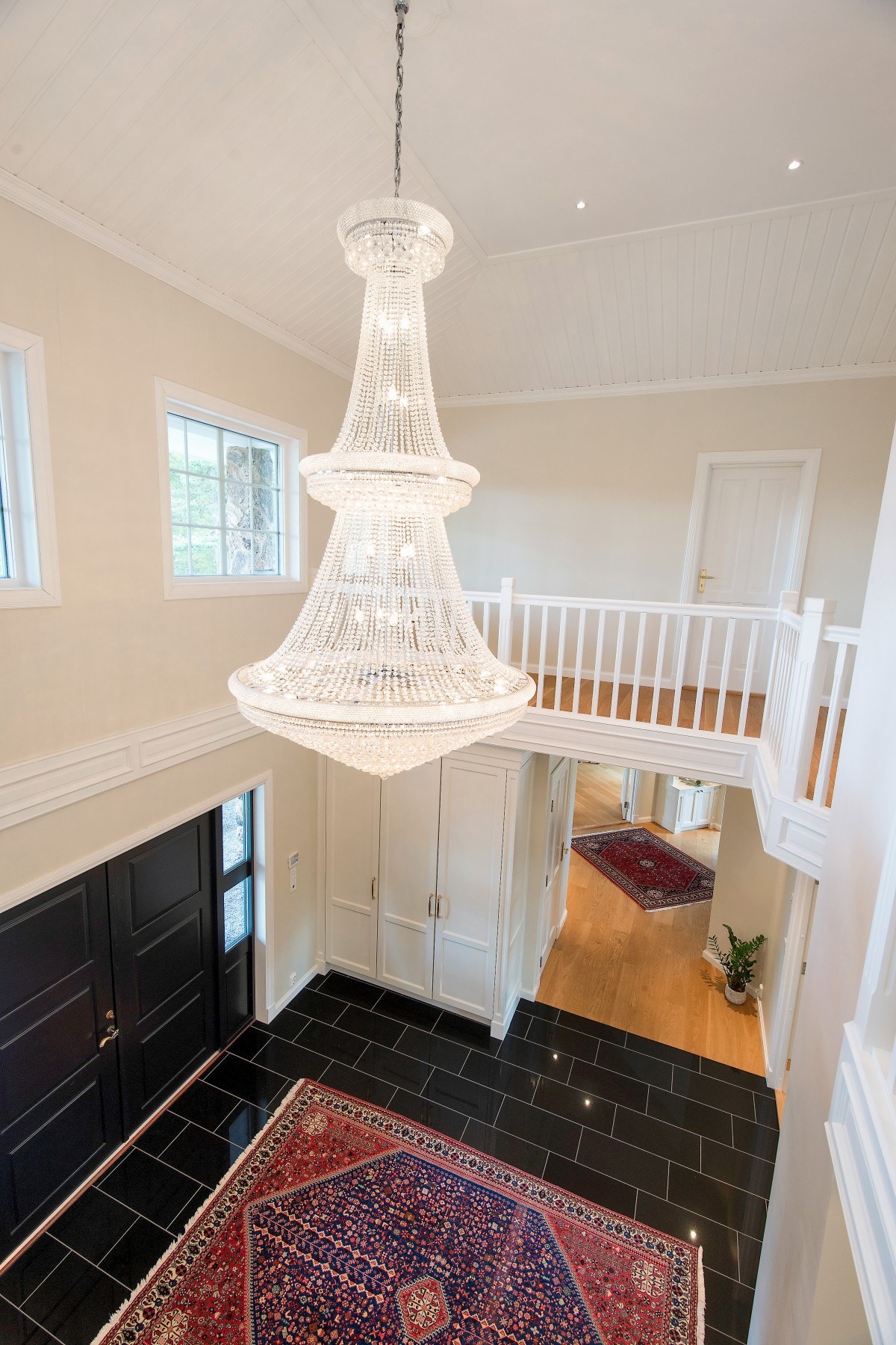 Plassbygde skap i hallen, i tillegg til inngang til et velinnredet omkledningsrom. Galleribilde