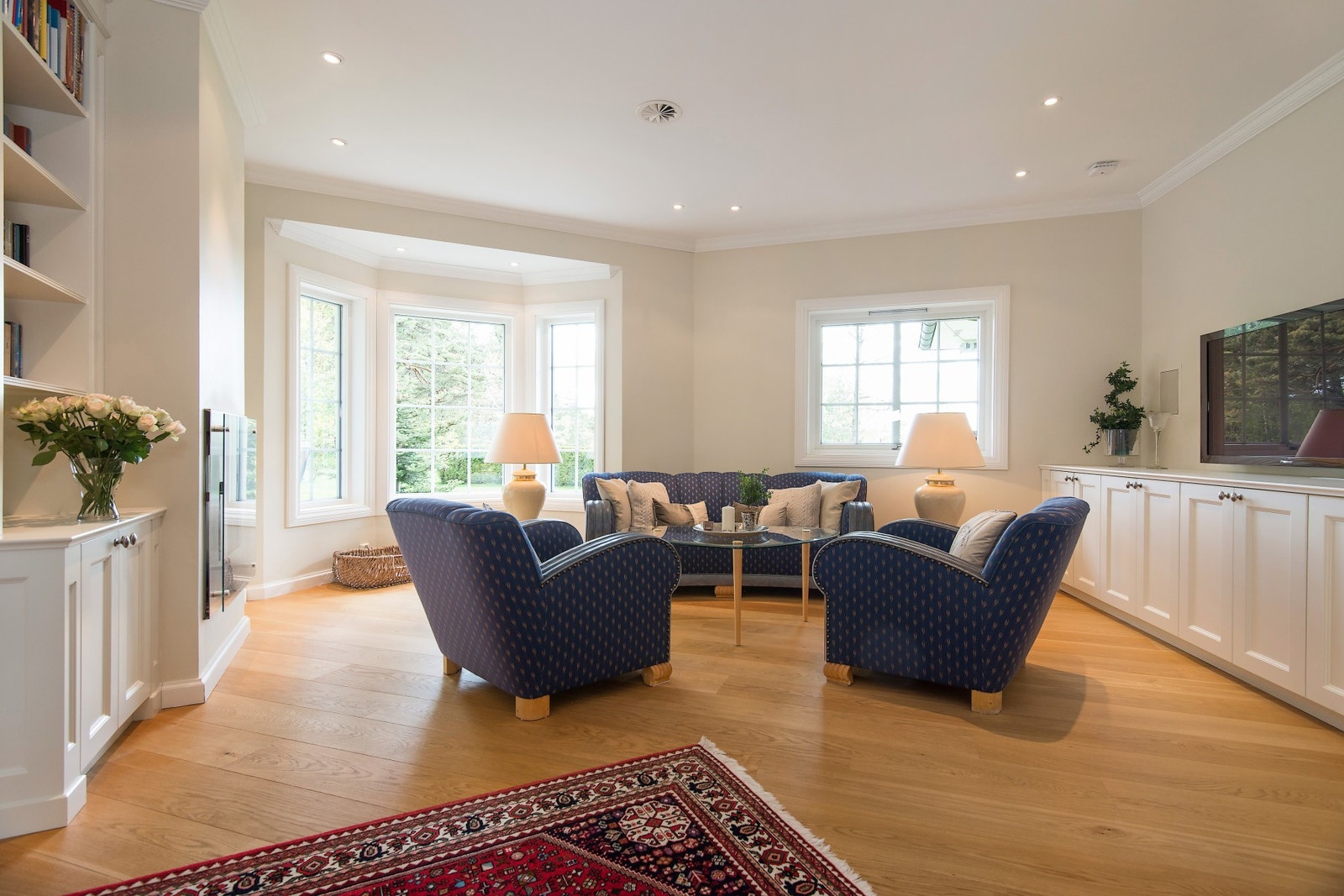 Det er utstrakt bruk av downlights og integrerte høyttalere. Varme og lys styres av Elco-matic styringssystem Galleribilde