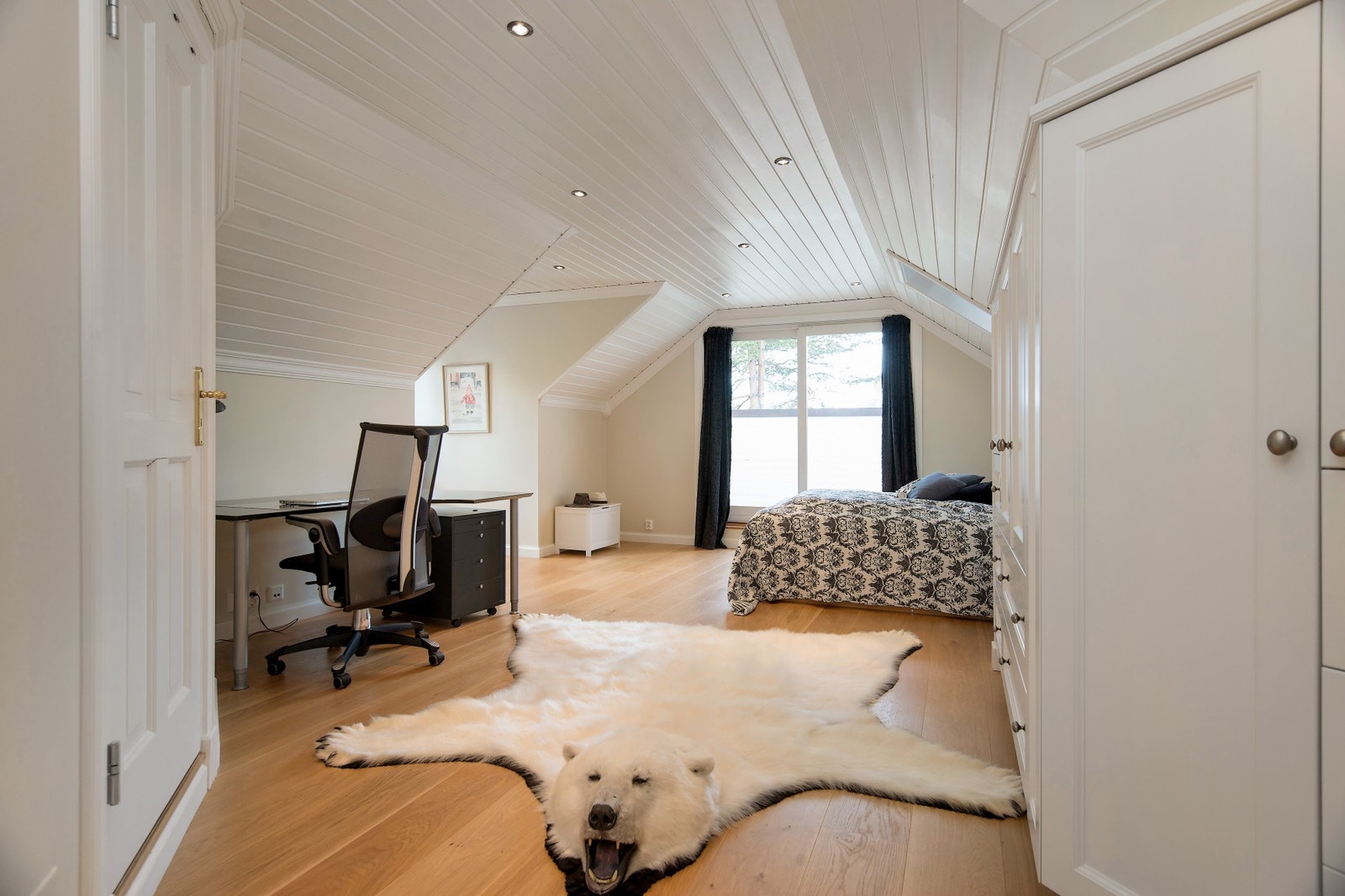 På ett av soverommene er det plassbygde skap, noe som også finnes i hall, gang og på vaskerom. Galleribilde