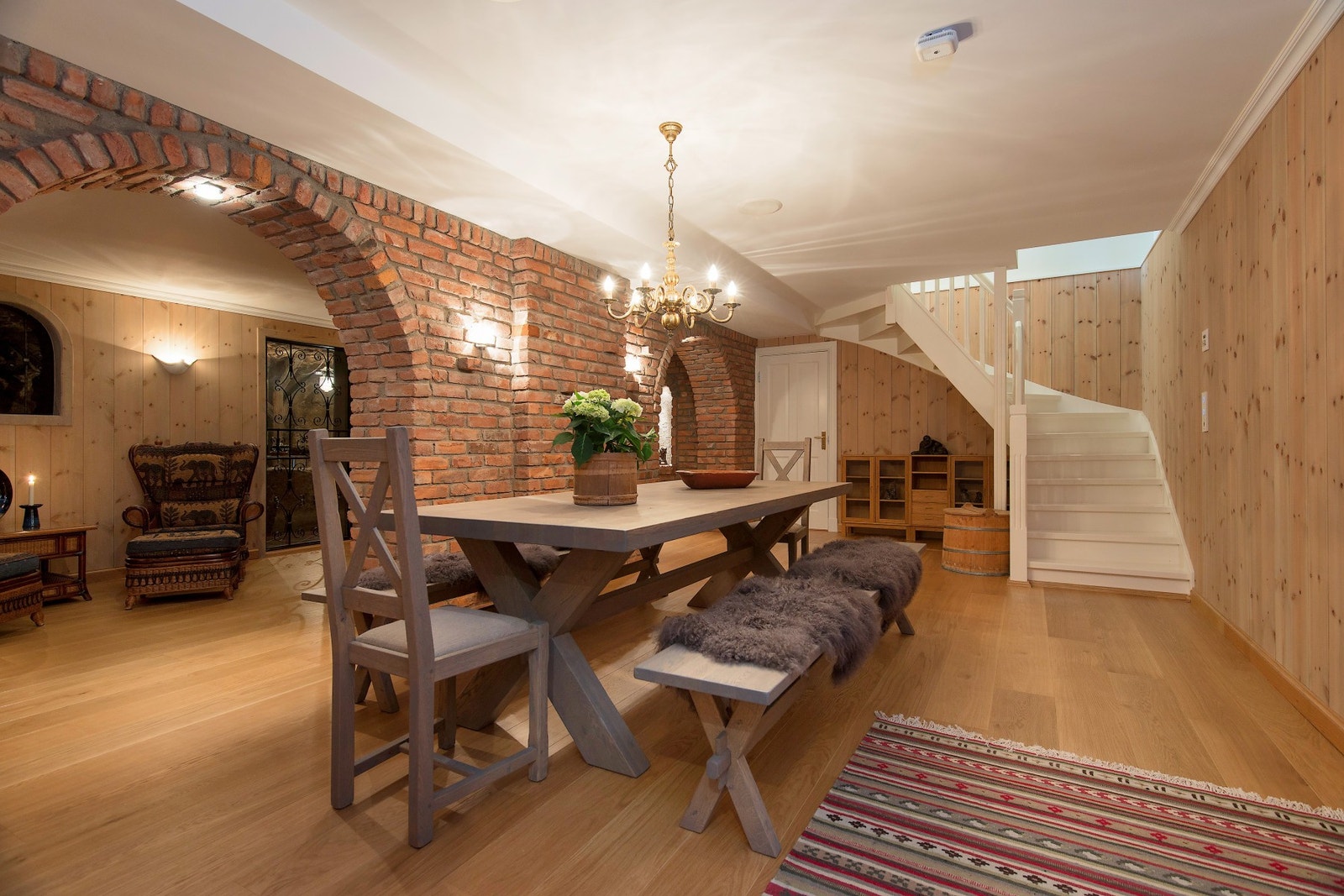 Underetasjen skjuler mange skatter, her en kjellerstue med gildesal. Galleribilde