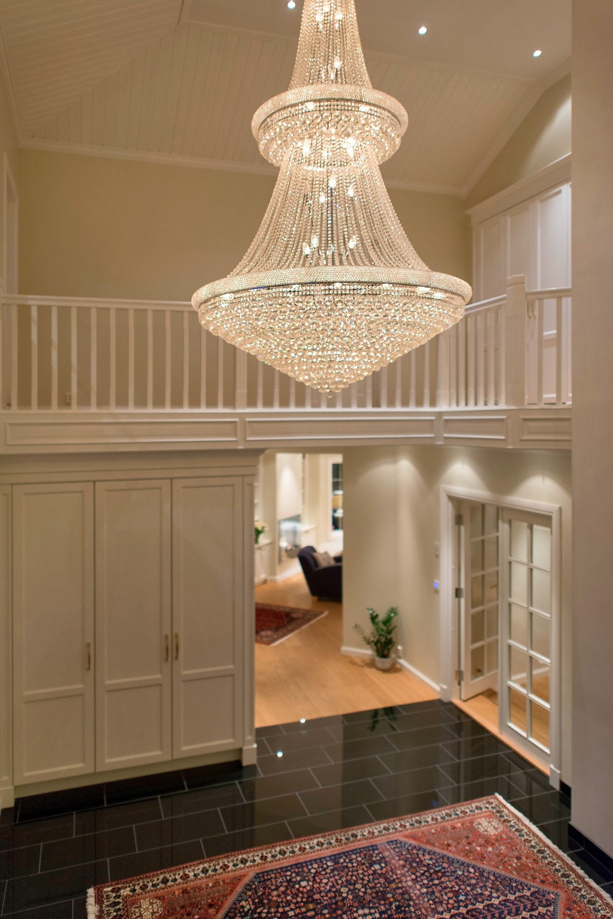 Hallen har 6,4 m takhøyde, kistetak og en lysekrone som setter prikken over i-en. Galleribilde