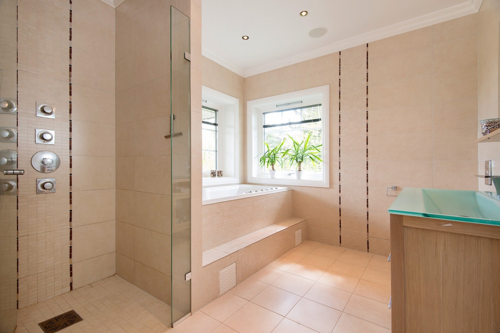 Hovedbadet i andre etasje, hverdagsluksus med regnfallsdusj og badekar Galleribilde