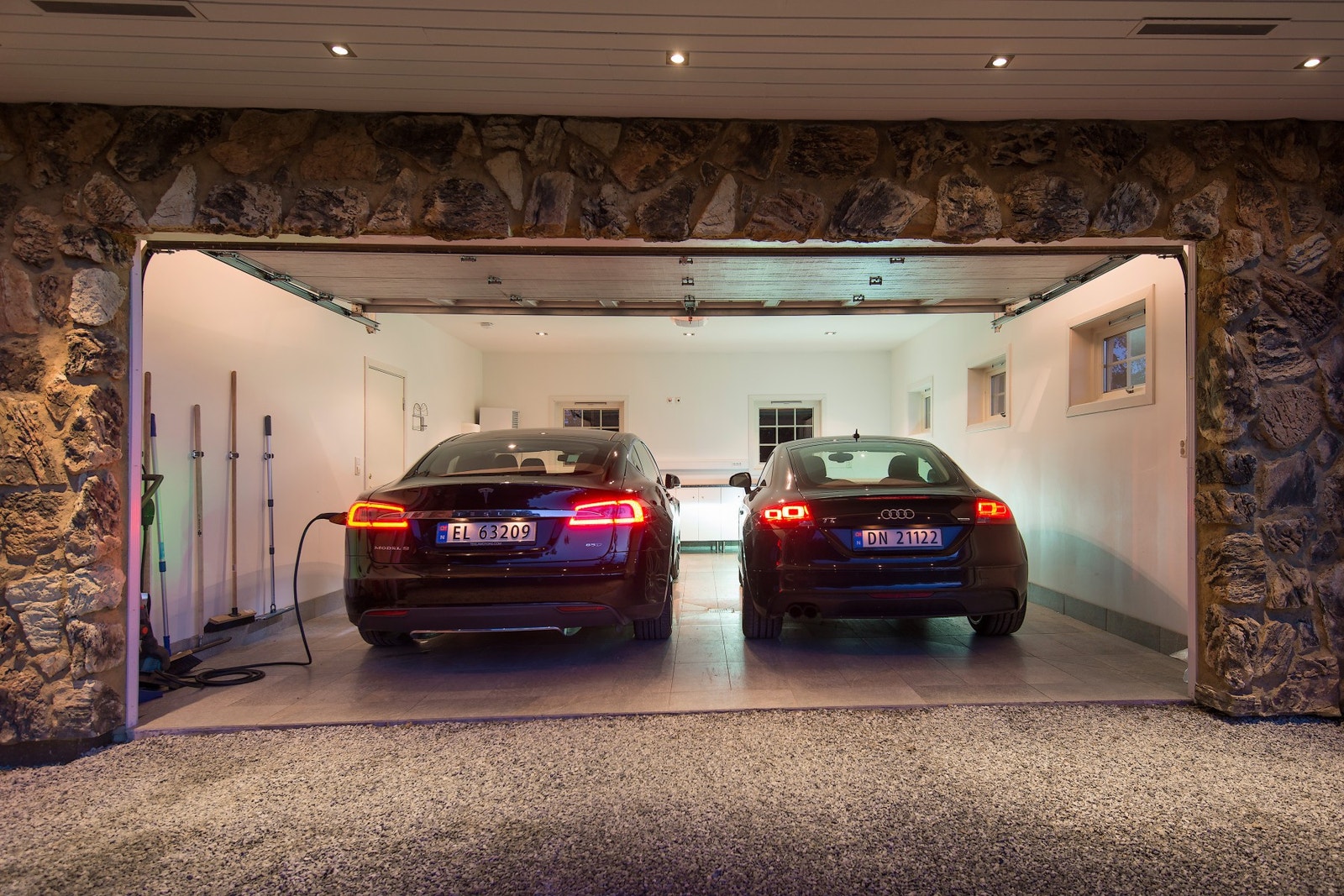 Garasjen har vannbåren varme, flislagt gulv og plass for to biler. Det er dør inn til gangen ved vaskerommet. Galleribilde