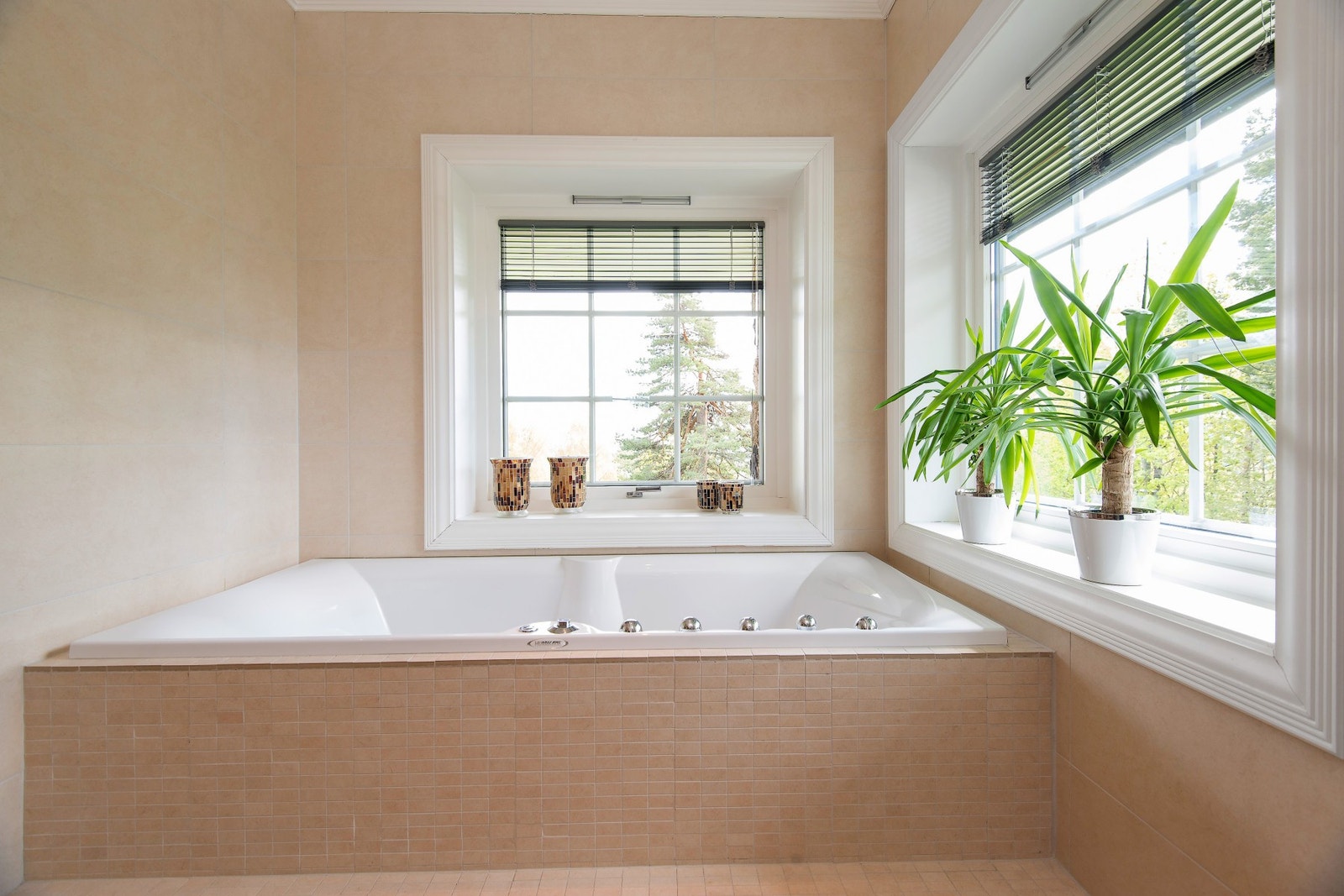 Hovedbadet har et innfliset badekar fra Hurricane, perfekt plassert under vinduene Galleribilde