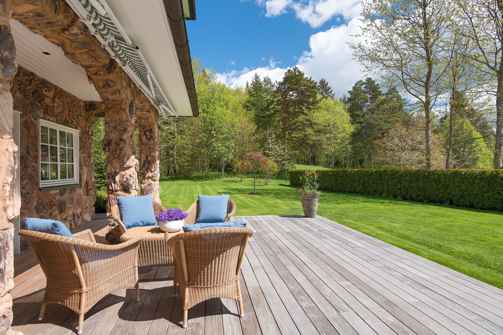 Utenfor første etasje er det en stor markterrasse som kan møbleres i flere soner Galleribilde
