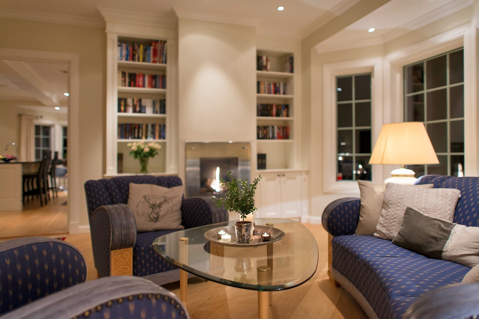 Boligen har stuer for enhver anledning, tv-stue, peisestue, kjellerstue med gildesal og et stort kinorom. Galleribilde