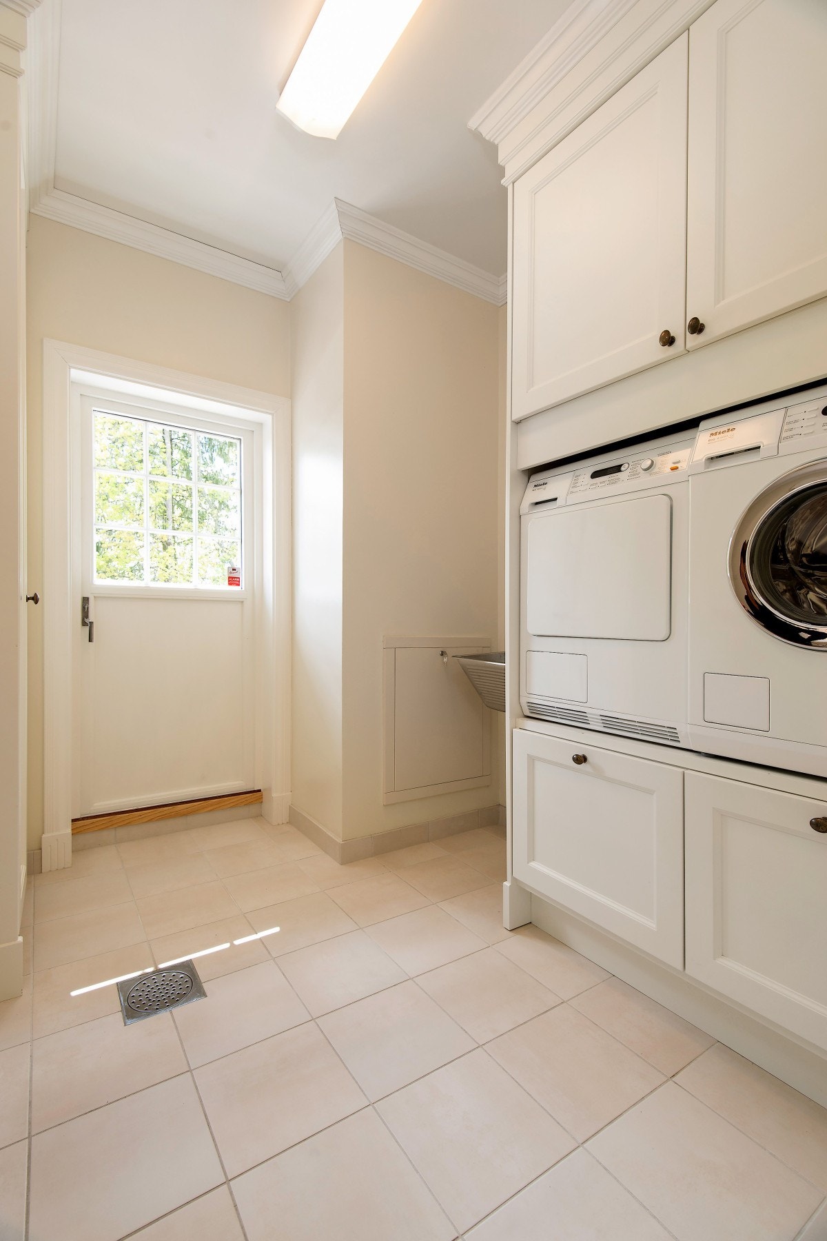 Vaskerommet har plassbygd innredning med nisje for vaskemaskin og tørketrommel. Det er utgang direkte til hagen. Galleribilde