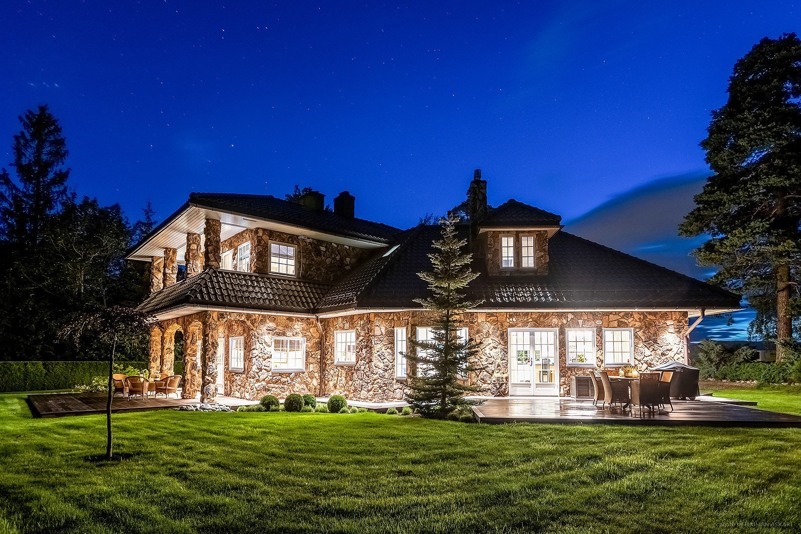 Eiendommen i kveldsbelysning Galleribilde