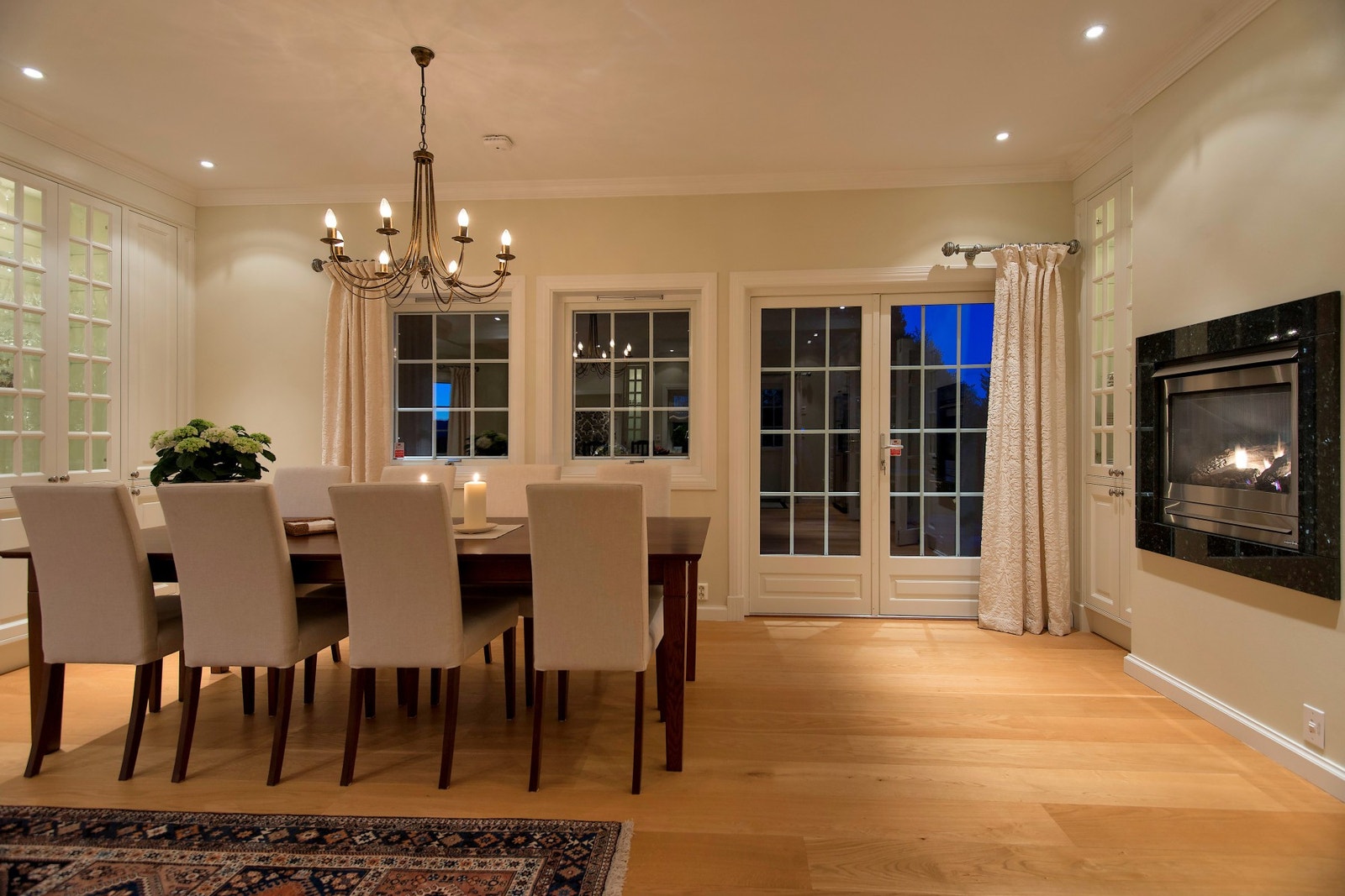 Spisestuen har gasspeis, plassbygde høyskap til det fineste serviset, og tofløyet dør til terrasse. Galleribilde