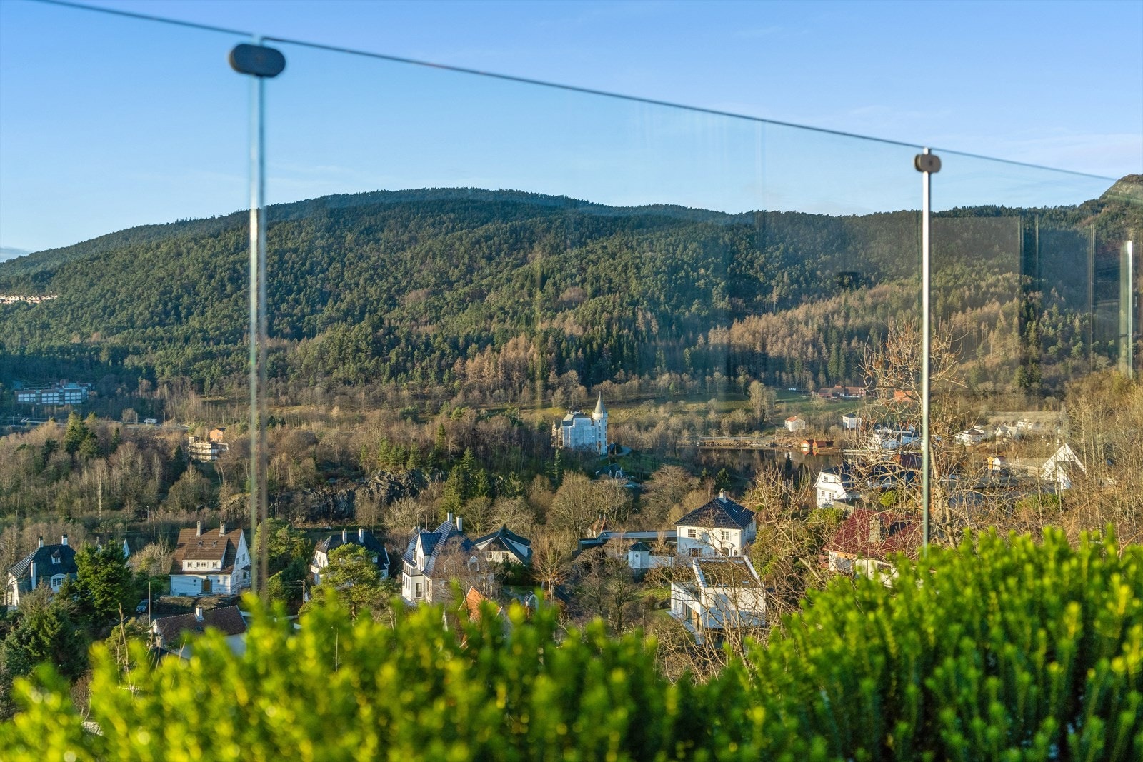 Utsikt rett mot Gamlehaugen også. Galleribilde