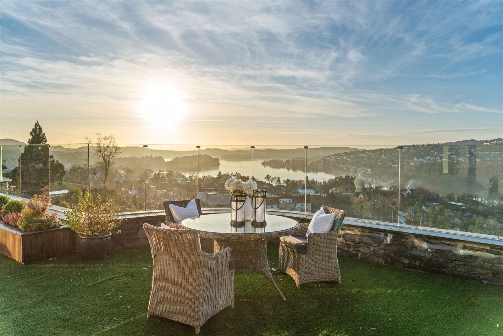 Her bor man usjenert på toppen av haugen Galleribilde