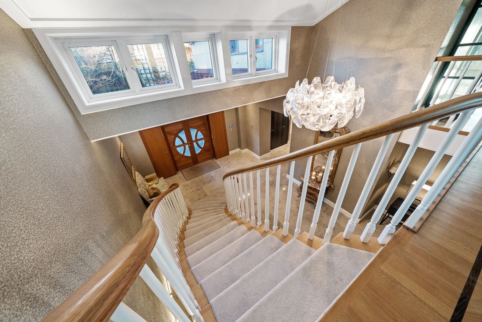 Hall. Fint overlys. Galleribilde